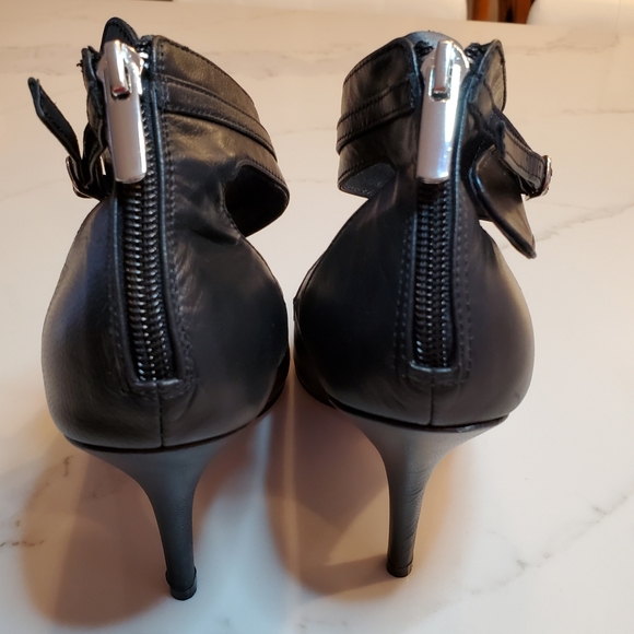 Le Chateau Black High Heel with Ankle Strap Size 7 - Picture 5 of 11